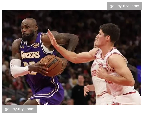 湖人詹姆斯单核带队，41岁老将场均21分7助攻扛重任